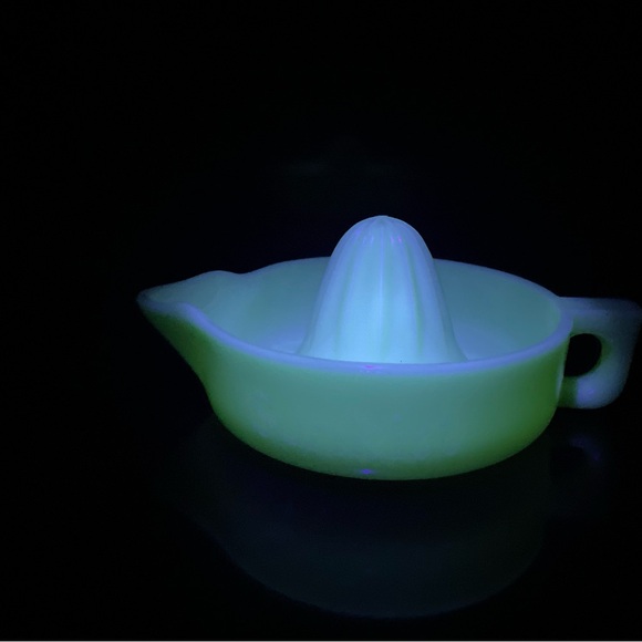 McKee Large Vintage Uranium Yellow Custard Glass Sunkist Juicer Citrus Reamer - Picture 4 of 12